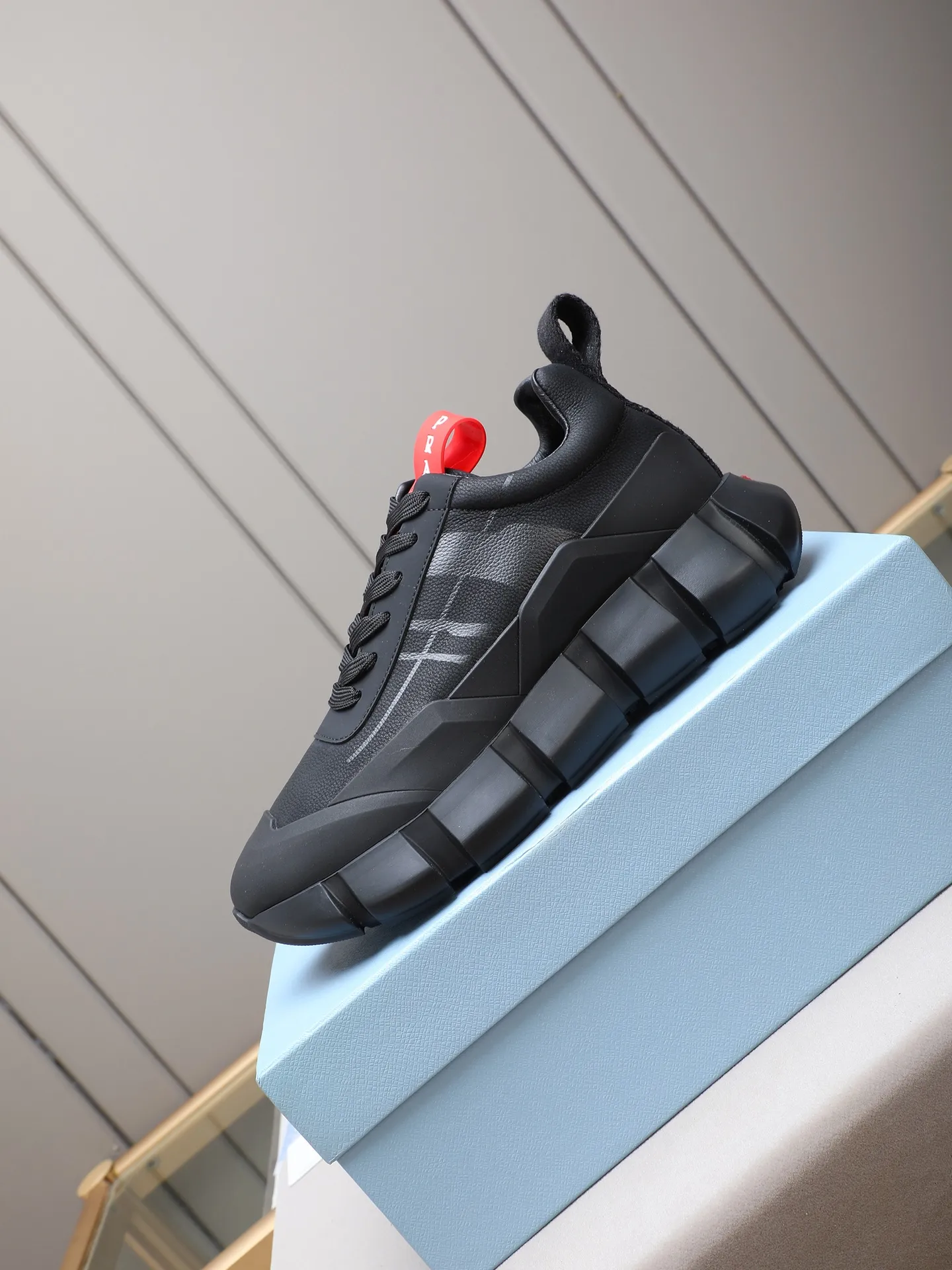 Men's shoes 💰500 PRADA/Prada men's lace-up casual sports shoes, the upper is made of imported first-layer calfskin, soft, comfortable and breathable ➕ washed sheepskin! The tongue is decorated with the PRADA brand letter logo. The rubber thick sole echoes the red label tongue. The style is fashionable and elegant. The details are carefully crafted. A casual sports shoe with a super western style and excellent breathability!  Size: 38-44 (45 46 customized)